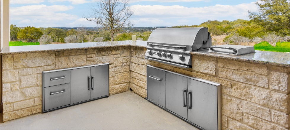 Outdoor patio kitchen