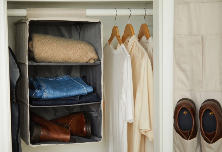 Hanging closet organizer